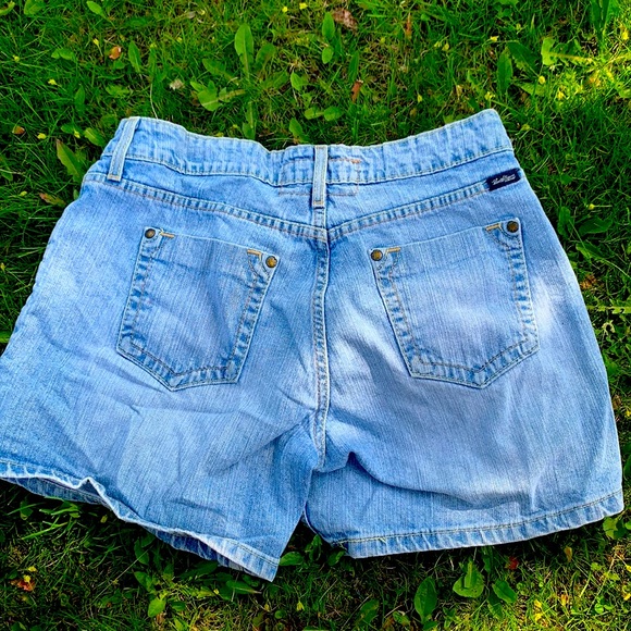 Levi’s Signature Low Rise Jean shorts - Picture 2 of 2